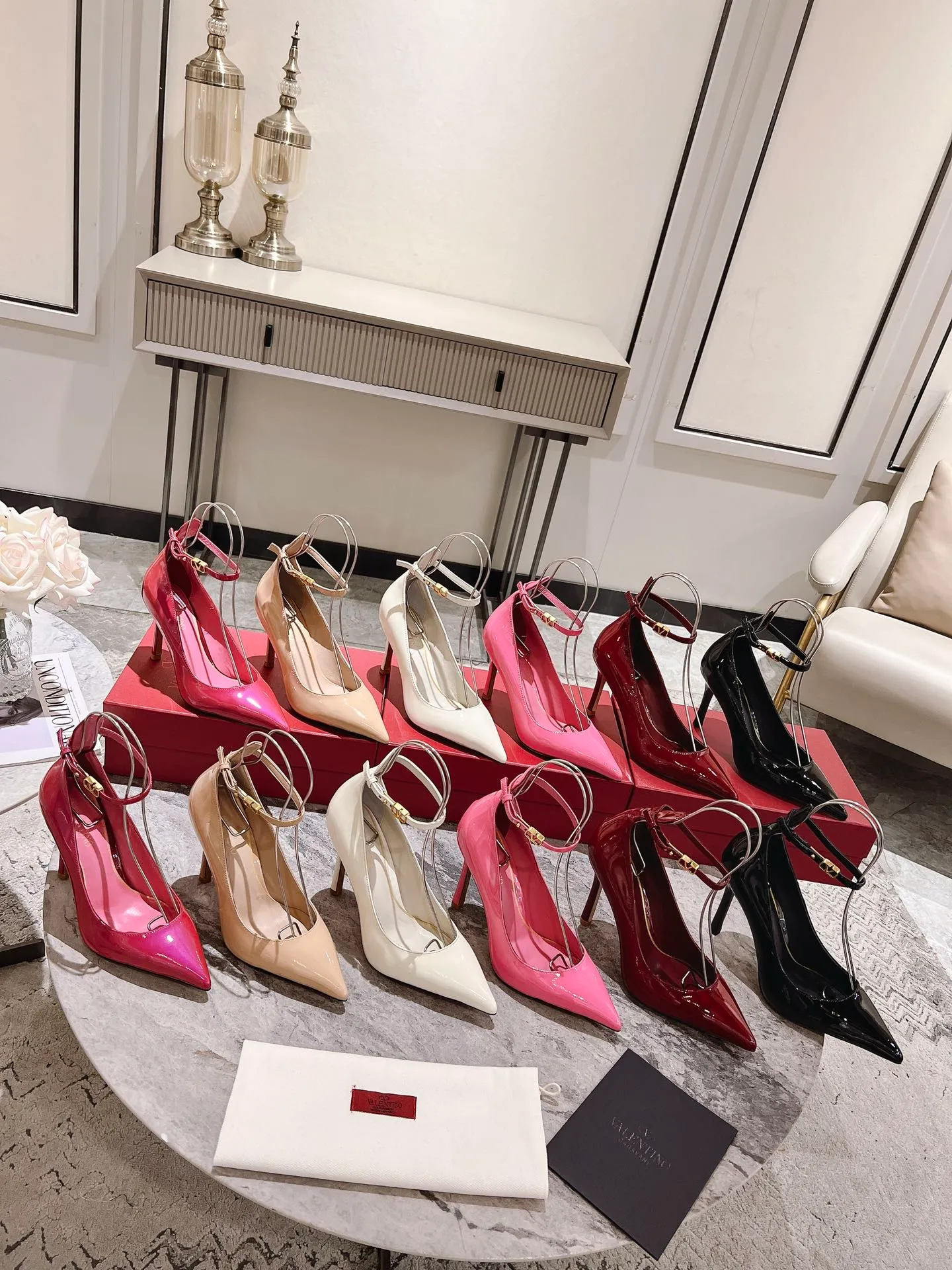 👟👟Ex-factory price 440👟👟 Genuine leather sole +40 Top version 𝑉𝐴𝐿𝐸𝑁𝑇𝐼𝑁𝑂 Valentino new spring and summer women's 6⃣️color patent leather shoes. Unique (small V-label buckle) hardware brings out a full sense of high-end, and the new season will live up to expectations! Worth buying ★ Qipi is absolutely high-grade ❥Original method, absolutely sensual ❥Elegant style, creating a different feeling, simple and elegant style!  Code number: 35-41 (34-42 customized) Fabric: Imported patent leather Lining: Sheepskin lining Heel height: 7cm-10cm2⃣️Various heel height options Leather outsole Rubber outsole